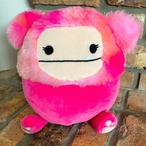 BNWT 8” Hailey Bigfoot Squishmallow 🩷